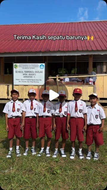 Sepatu Baru untuk Anak-Anak SD Terpencil